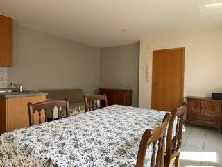 <p><span>KASTEL </span><span>- Vous recherchez un appartement bien situé et abordable ? Alors n'hésitez pas à venir jeter un coup d'œil à ce charmant logement !</span></p><p><span> </span></p><p><span>Voici déjà quelques-uns de ses atouts :</span></p><ul><li><span>Un logement abordable</span></li><li><span>Prêt à emménager</span></li><li><span>Un cadre verdoyant et champêtre</span></li></ul><p><span> </span></p><p><span>L'agencement est le suivant :</span></p><p><span>Hall d'entrée, WC, pièce à vivre, kitchenette avec plaque de cuisson et hotte, débarras, 1 chambre, salle de bains avec lavabo et douche.</span></p><p><span> </span></p><p><span>L'appartement (1er étage) est impeccablement entretenu et donc prêt à emménager. </span></p><p><span> </span></p><p><span>Disponible </span><span>à partir du 01/10/2022.</span></p><p><span>Loyer mensuel</span><span>: € 600 + € 15 de charges communes</span></p><p><span>PEP</span><span>: 179</span></p>