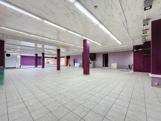 Bent u op zoek naar een handelspand op een toplocatie?<br />Dan is deze unieke opportuniteit pal in het centrum ongetwijfeld iets voor u!<br /><br />Op het gelijkvloers is er open polyvalente commerciële ruimte.<br />Achteraan is er zelfs een kleine buitenruimte met een noordoriëntatie voorzien.<br />Op de eerste verdieping is er achteraan een L-vormige ruimte die momenteel dienst doet als magazijnruimte (52m²), maar kan worden aangewend voor allerlei doeleinden.<br />Aanpalend is er één slaapkamer (15m²) met ensuite badkamer (6m²) gelegen.<br />Centraal komen we in de eetruimte (18m²) terecht en de leefruimte (17m²) is vooraan gelegen.<br />De tweede slaapkamer/bureelruimte (18m²) grenst aan de dressing (9m²).<br />De zolderverdieping is ingedeeld in twee afzonderlijke delen en hebben respectievelijk een oppervlakte van 33m² en 39m². <br /><br />Dit pand is onderhevig aan de renovatieverplichting die door de Vlaamse overheid wordt opgelegd voor residentiële gebouwen.<br />Voor meer informatie hieromtrent: https://www.vlaanderen.be/een-woning-kopen/renovatieverplichting-voor-residentiele-gebouwen<br /><br />Neemt u gerust contact op met ons kantoor om een plaatsbezoek in te plannen!