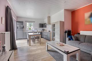 Op een uiterst rustige ligging in de straat Eindhoutseweg 92 te Geel vinden we deze unieke eigendommen terug. Enerzijds een recent gerenoveerde woning en anderzijds naastliggend een bouwgrond, met tal van mogelijkheden, geschikt voor een halfopen bebouwing. Verder kennen we een vlotte verbinding met de snelweg E313 en omliggende steden en gemeenten.<br /><br />Beschrijving:<br />Via de inkomhal bereiken we de lichtrijke leefruimte met aanpalend een volledig uitgeruste open keuken. De gelijkvloerse verdieping beschikt verder nog over een grote slaapkamer, een gastentoilet en een badkamer voorzien van ligbad en wastafel alsook een inloopdouche en de nodige voorzieningen voor wasmachine en droogkast.<br /><br />De eerste verdieping brengt ons nog een extra volwaardige slaapkamer met aansluitend een bureauruimte die kan ingericht worden als derde slaapkamer, hobbyruimte...<br /><br />Deze eigendom beschikt over een gezellige tuin waarvan het linkse gedeelte zich perfect leent voor het bouwen van een HOB. Vraag ons zeker naar de mogelijkheden.<br /><br />Extra troeven:<br />- Gunstig EPC-label: B<br />- Voorzien van airco<br />- Ruime garage met veel opslagmogelijkheden<br /><br />Voor meer info of een bezoek contacteer ons via info@vastengoed.be of via 014/72 73 74.<br /><br />Wenst u een gratis schatting van uw eigendom? Contacteer ons via 014/72 73 74.