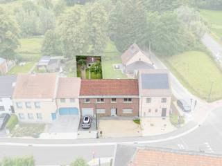 <p>Ben je op zoek naar een ruime gezinswoning met 4 slaapkamers, garage en zonnige tuin in Roosdaal? Gevonden!</p>
<p>In een rustige en kindvriendelijke omgeving in Roosdaal bevindt zich deze verrassend ruime gezinswoning met een bewoonbare oppervlakte van maar liefst 263 m². Dankzij de vlotte verbinding naar belangrijke invalswegen, winkels, scholen en openbaar vervoer geniet je hier van een aangename combinatie van rust, ruimte en bereikbaarheid. Met een gevelbreedte van ongeveer 13 meter biedt deze woning een uitzonderlijk gevoel van ruimte en aanwezigheid.<br />Ook op energetisch vlak scoort deze woning uitstekend met een gunstig EPC-label B. Dit is te danken aan de dakisolatie (2019) en een recente gascondensatieketel (2021). Bovendien beschikt de woning over een conforme elektrische installatie!<br />Buiten geniet je van een aangename zuidwest georiënteerde tuin met groen zicht. Het terras en de veranda met vernieuwde koepel (2017) vormen de ideale plek om te ontspannen. Daarnaast is er een regenwaterput van 2.500 liter aanwezig. De garage en bijkomende parkeermogelijkheden maken het geheel compleet.</p>
<p>Via de inkomhal kom je terecht in de royale leefruimte waar grote raampartijen zorgen voor een aangename lichtinval. Aansluitend bevindt zich de ingerichte keuken, uitgerust met onder meer een koelkast, spoelbak en vaatwasser die vernieuwd werden in 2015. Verder beschikt het gelijkvloers over een eerste slaapkamer/bureau, wasplaats met douche en garage.</p>
<p>Op de bovenste verdieping bevinden zich een badkamer uitgerust met een ligbad en dubbele lavabo, een ruime masterbedroom, een kinderkamer en een extra kamer die dienst doet als doorloopkamer naar de vierde slaapkamer. Tot slot beschikt de woning nog over een praktische zolder, ideaal als bijkomende bergruimte.</p>