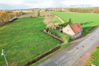 BOUWEN AAN 6% BTW MOGELIJK! Gunstig en landelijk gelegen stuk bouwgrond van 1751m². Zuidwest georiënteerd.  Sloop en heropbouw mogelijk! Er dient rekening gehouden te worden met de landelijke ligging. Bij nieuwbouw gelden volgende voorschriften: max 1000m³, bouwvrije strook van 5 m achter de rooilijn (de rooilijn loop nu door de bestaande woning), bouwvrije zijstroken van min 3m. 