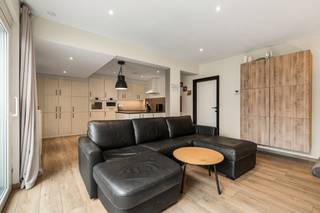 <p>Op een gunstige ligging in de <strong>Tramstraat 30 te Destelbergen</strong> bevindt zich dit instapklare gelijkvloersappartement, ideaal voor wie op zoek is naar comfortabel wonen met alle praktische troeven binnen handbereik.</p>
<p>Het appartement is gelegen in een gebouw van 1972, maar voldoet vandaag aan de hedendaagse normen op vlak van energiezuinigheid en veiligheid. Zo beschikt het over een <strong>gunstig EPC-label B</strong>, een <strong>conforme elektrische keuring</strong> en is het <strong>asbestveilig</strong>, wat garant staat voor een zorgeloze aankoop.</p>
<p>Binnenin geniet u van een aangename en functionele indeling. De lichtrijke leefruimte sluit naadloos aan op de open keuken, wat zorgt voor een open en gezellige woonbeleving. Verder beschikt het appartement over <strong>twee volwaardige slaapkamers</strong>, een verzorgde badkamer en een <strong>ruime dressing</strong>, die extra comfort en praktische opbergruimte biedt.</p>
<p>Een extra troef is de aangename <strong>buitenruimte</strong>, waar u in alle rust kan genieten en ontspannen.</p>
<p>Dankzij de praktische ligging in Destelbergen, met winkels, openbaar vervoer en belangrijke invalswegen in de nabije omgeving, vormt dit appartement een uitstekende opportuniteit voor zowel eigen bewoning als investering.</p>
<p>Bent u op zoek naar een instapklaar gelijkvloersappartement met twee slaapkamers en een gunstige energiescore? Contacteer ons vandaag nog voor meer informatie of een bezoek ter plaatse.</p>