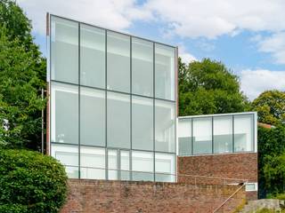 A la frontière d'Uccle et de Linkebeek, dans une rue calme jouxtant le bois de Verrewinkel, magnifique maison contemporaine signée par...