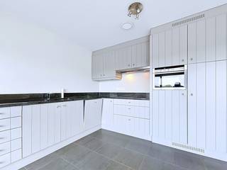 Het appartement op de eerste verdieping bestaat uit een inkomhal, toilet, 2 slaapkamers, badkamer, berging, leefruimte met open keuken, terras en garagebox.1e verdieping:- inkomhal- gastentoilet- badkamer (8 m²) met dubbel wasmeubel en douche - berging (4 m²) met schappen- woonkamer (ca. 32m²) op tegelvloer en open keuken met dubbele spoelbak, oven, kookvuur, dampkap, vaatwasser en koelkast- 2 slaapkamers (11 m² en 8 m²)Bijzonderheden:- terras met bijzonder mooi uitzicht over weilanden- private garagebox achteraan- EPC: 113 kWh/ (m² jaar)- vaste kosten €100 p/m- onmiddelijk beschikbaarMet (ver-)Kopen of (ver-)huren in regio Kalmthout of Essen? Met vragen kan je altijd bij ons terecht!Dewaele vastgoed met advies.