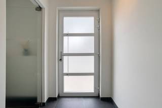 Deze ruime gezinswoning combineert een centrale ligging met een praktische indeling, veel lichtinval en een zonnige buitenruimte. Dankzij de gunstige oriëntatie geniet je 's morgens van de zon aan de voorzijde van de woning, terwijl terras en tuin vanaf de namiddag tot 's avonds baden in het zonlicht.De woning bevindt zich op een toplocatie met een uitstekende mobiscore. Winkels, scholen, openbaar vervoer, speeltuinen, invalswegen en het centrum van Kortrijk bevinden zich op wandelafstand. Zo geniet je dagelijks van optimaal comfort en bereikbaarheid.Op het gelijkvloers kom je binnen via de inkomhal met gastentoilet. De leefruimte geniet van veel natuurlijke lichtinval en sluit aan op de keuken. Daarnaast is er een grote berging die perfect dienst kan doen als voorraad- of wasruimte. De inpandige garage biedt plaats voor een wagen, fietsen en extra opslag.Op de eerste verdieping bevinden zich drie volwaardige slaapkamers. De badkamer is uitgerust met een dubbele lavabo, douche, ligbad en toilet.Via een vaste trap bereik je de zeer ruime zolderverdieping. Deze ruimte is voorzien van een venster, chapevloer, verwarming en extra stopcontacten en biedt tal van mogelijkheden voor extra slaapkamers, een bureau, hobbyruimte of speelzolder.Buiten geniet je van een groot terras en een zonnige zuidwestgerichte tuin met veel potentieel voor wie graag buiten leeft.Interesse? Surf naar Dewaele.comDe algemene voorwaarden van Dewaele DIY kunt u steeds raadplegen via dewaele.com.Bestuursmaatregelen in het maatregelenregister: nee