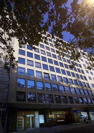 Bureaux à louer dans le quartier Leopold. Le building est situé entre les stations de métro Arts-loi et Madou. Les espaces sont flexible. Les espaces communs ont été récemment rénovés. Près du bâtiment se trouvent nombres de services; Banques, restaurants,... 35 places de parking disponibles.<br />Surface: 156 m².<br />Taxes et frais sur demande.