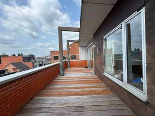 Discover this charming one-bedroom apartment ideally located in a central location. The light-filled living space with open kitchen is the heart of the home and gives direct access to a beautiful terrace that extends the full width of the living room - perfect for enjoying tranquility and outdoor space.The separate bedroom seamlessly connects to the bathroom, which is equipped with a bathtub, shower and double sink for added comfort.Located in a well-kept building with elevator, this apartment offers everything you need for pleasant and practical living, within walking distance to stores, restaurants and public transportation.