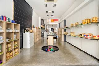 Handelspand te koop in het bruisende winkelcentrum van Roeselare, gelegen in de welbekende Ooststraat. Dit veelzijdige bedrijfsvastgoed combineert een uitstekende commerciële ligging met een direct rendement dankzij het reeds verhuurde appartement.<br /><br />Het pand is uitstekend gelegen in het centrum van Roeselare, omringd door gevestigde namen zoals River Woods, Brooklyn en Liu Jo. Dankzij de secundaire toegang via de Delaerestraat is toelevering aan de achterzijde van het pand zeer eenvoudig en vlot bereikbaar.<br /><br />Handelspand te koop met een totale oppervlakte van ca. 170 m², als volgt ingedeeld:<br /><br />Handelsruimte:<br /><br />- Gelijkvloerse winkelruimte met een gevelbreedte van ca. 4,5 m<br /><br />- Mezzanine<br /><br />- Eerste verdieping met stockageruimte en sanitair<br /><br />- Aanwezigheid van kelder, zolder en buitenkoer<br /><br />Bovenliggend appartement (verhuurd):<br /><br />- Leefruimte met keuken<br /><br />- Slaapkamer<br /><br />- Badkamer<br /><br />- Toilet<br /><br />Troeven van dit pand<br /><br />- Toplocatie in de drukke winkelstraat van Roeselare<br /><br />- Bovenliggend appartement zorgt voor onmiddellijk rendement<br /><br />- Dubbele toegang met toeleveringsmogelijkheden via de Delaerestraat<br /><br />Bent u op zoek naar bedrijfsvastgoed bestaande uit een handelspand te koop in Roeselare? Aarzel dan niet om ons te contacteren op het nummer 051 21 22 23.<br /><br />Dit pand kan onderhevig zijn aan de renovatieverplichting die door de Vlaamse overheid wordt opgelegd voor niet-residentiële gebouwen. Consulteer voor meer informatie de website van het Vlaams Energie- en Klimaatagentschap via https://www.vlaanderen.be/bouwen-wonen-en-energie/niet-residentiele-gebouwen/verplichtingen-voor-niet-residentiele-gebouwen<br /><br />Deze AI-visualisaties zijn bedoeld als inspiratie. Er werd geen rekening gehouden met technische specificaties, stedenbouwkundige voorschriften of de concrete mogelijkheden tot realisatie.
