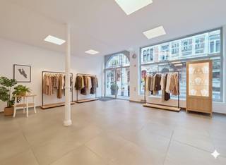 Dit modern en commercieel gelegen handelspand te huur bevindt zich op een toplocatie in Gent, op wandelafstand van de Korenmarkt en vlak bij Gent Zuid. Het pand is gelegen in een uiterst centrale en goed bereikbare buurt met veel passage. Dankzij de grote raampartijen is er niet alleen enorm veel lichtinval, maar ook uitstekende zichtbaarheid. Het pand is uitstekend bereikbaar met de fiets, te voet en het openbaar vervoer. Parkeren kan vlot in de nabijgelegen parkings Gent Zuid of Kouter.Kan ook als kantoor dienen. Kortom: een uitstekend gelegen pand met talloze invulmogelijkheden!Oppervlakte:- Handelsruimte (gelijkvloers): 58 m²- Kelder: ca. 10 m²Specificaties:- Origineel bouwjaar: 1886- Renovatiejaar: 2009- Hoogrendementsglas- EPC KNR: label C- Tegelvloer- Centrale verwarming op gas- Kitchenette- Sanitair- Aparte tellersBeschikbaarheid:Onmiddellijk beschikbaar.Bent u geïnteresseerd in dit handelspand te huur in Gent? Aarzel dan niet om contact op te nemen via 09 245 35 35 of business.gent@dewaele.com.