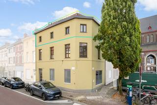 Bent u op zoek naar een karaktervol duplexappartement op een toplocatie in Sint-Amandsberg? <br />Dan is deze duplex zeker een bezoekje waard. <br /><br />INDELING:<br />Via de inkomhal met vestiaire en inbouwkasten, inclusief aansluitingen voor wasmachine en droogkast, komt u in de lichtrijke leefruimte. De hoge plafonds met witte houten gebinten geven de leefruimte een uniek karakter. De ronde keukenbar sluit naadloos aan op de uitgeruste open keuken. De ruime badkamer beschikt over een ligbad, douche, lavabo in een meubel en hangtoilet. Via een molenaars trap bereikt u de slaapkamer op de bovenverdieping, met aansluitend een extra berging. <br /><br />TROEVEN:<br />- Het appartement is energiezuinig (Label B), asbestveilig en elektrische installatie is conform AREI.<br />- Het dak is geïsoleerd met 8 cm MW, de gevel is recent geïsoleerd met 6 cm EPS.<br />- Overal dubbel HR-glas.<br />- CV op aardgas met een nieuwe brander (2022) - energieklasse A.<br /><br />Dankzij de ligging aan het vernieuwde Heilig Hartplein bevinden winkels, openbaar vervoer en de Gentse binnenstad zich op wandel- of fietsafstand.<br />De kerk is nu omgetoverd naar een moderne en warme ontmoetingsplek met een restaurant en de mogelijkheid om zalen te huren.<br /><br />Kortom, een ideale woonst voor wie op zoek is naar een duplex met karakter, een originele indeling en uitstekende bereikbaarheid.<br /><br />Voor meer informatie of een bezoek, bel Lisse: 0477 17 19 12 of mail naar lisse@cornelis-goeman.be<br />De vermelde oppervlakten zijn louter informatief en niet bindend.