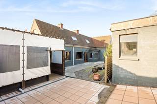 Naar het einde toe van de doodlopende Damweg op enkele stappen van het jaagpad, ligt de inrit voor deze woning in 2de lijn waar je onmiddellijk...