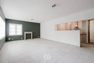Op zoek naar een veelzijdige investering met mooi rendementspotentieel? Deze eigendom, gelegen aan de Hundelgemsebaan 83, biedt tal van mogelijkheden voor zowel investeerders als ondernemers.<br /><br />De woning werd opgesplitst in twee volwaardige appartementen, elk met een eigen indeling en verhuurmogelijkheden, wat zorgt voor een interessante en stabiele huuropbrengst. Daarnaast bevindt zich achteraan het perceel een ruime loods, die eveneens afzonderlijk verhuurd kan worden en extra inkomsten genereert. Deze combinatie maakt het geheel bijzonder aantrekkelijk voor wie op zoek is naar een investering.<br /><br />Dankzij de rustige ligging en de vlotte bereikbaarheid is dit pand niet alleen praktisch in gebruik, maar ook aantrekkelijk voor huurders. Bovendien leent het zich perfect voor een combinatie van wonen en werken of als zuivere opbrengsteigendom met toekomstperspectief.<br /><br />Kortom, een unieke kans voor wie wil investeren in vastgoed met potentieel en flexibiliteit.<br /><br />Interesse? Neem vandaag nog contact met ons op voor meer informatie of een bezoek ter plaatse.