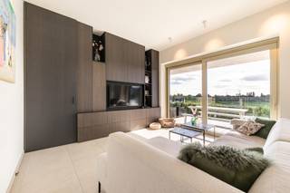 Beschikbaar vanaf 01/12/2026!<br /><strong>Huurprijs 1.100 euro/ maand + 90 euro/ maand gemeenschappelijke kosten</strong><br /><br />Welkom in Residentie Windsor, deel van het prestigieuze project Waterfront, gelegen op een toplocatie aan de Zuidkaai in het bruisende hart van Waregem. Op de 4de verdieping wacht u een uniek en stijlvol afgewerkt appartement met adembenemend verzicht over Waregem en de groene omgeving. Geniet van rust, ruimte en luxe, op wandelafstand van winkels, horeca, openbaar vervoer en recreatiezones langs het water.<br /><br />✨ <u><strong>Exquise afwerking & doordachte indeling</strong></u><br /><br />Dit BEN-gekeurde appartement (E-peil 30) werd tot in de puntjes afgewerkt met hoogwaardige materialen en biedt u alle comfort en esthetiek die u verwacht van modern wonen:<br />📐 Inkomhal met ingemaakte vestiairekasten en gastentoilet<br />🛏️ 2 slaapkamers met op maat gemaakte kasten<br />🛋️ Leefruimte met open keuken, eetplaats en gezellige zithoek<br />🍽️ Volledig uitgeruste designkeuken met kwalitatieve toestellen (grote diepvriezer en grote koelkast)<br />🛁 Luxe badkamer met inloopdouche, lavabomeubel met spiegelkast, wandradiator<br />☀️ Zomerterras met prachtig uitzicht, toegankelijk via grote schuiframen, PLUS elektrische zonnewering aanwezig<br />🌳 Designverlichting en volledig geschilderd interieur<br />🅿️ ondergrondse parkeerplaats (p2 127) <br />💧 Waterontharder<br />🚲 Fietsenstalling (2 privatieve plaatsen)<br />🔌🚗 Laadpaal elektrische wagen<br /><br /><br />🏡 <u><strong>Waarom dit appartement?</strong></u>
<ul>
<li>Zuidwestgerichte oriëntatie met volop lichtinval</li>
<li>Uniek uitzicht over de stad en natuur</li>
<li>Residentiële toplocatie aan het water, nabij alle voorzieningen</li>
<li>Instapklaar – volledig afgewerkt en geschilderd</li>
<li>Energiezuinig – conforme BEN-woning (30 kWh/m²/jaar)</li>
</ul>
<br />Grijp deze unieke kans om te wonen in een exclusief appartement op één van de mooiste locaties in Waregem. Interesse? Neem vandaag nog contact op voor een bezoek – en laat u betoveren door dit uitzonderlijke pand! 🏙️✨ Contacteer <strong>Alicia +32 473 24 22 81</strong> voor een afspraak of meer info!<br />