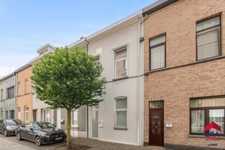 [[ DIT PAND NEEMT DEEL AAN DE ERA OPEN HUIZEN DAG OP 13/6 VAN 16:00 TOT 17:00 ]]
<p>Ben je op zoek naar een stadswoning met 3 slaapkamers in het centrum van Aalst? Gevonden!</p>

<p>Op een uitstekende locatie in het hart van Aalst bevindt zich deze woning met drie slaapkamers. Dankzij de centrale ligging woon je op wandelafstand van het station, het OLV-Ziekenhuis, winkels, scholen en openbaar vervoer. Bovendien geniet je van een vlotte verbinding naar de E40 en alle voorzieningen die de stad te bieden heeft. Vergeet ook het gunstig EPC-label B en conforme elektrische keuring niet!</p>

<p>Bij het betreden van de woning kom je binnen via de inkomhal met gastentoilet. Verder beschikt het gelijkvloers over een praktische bijkeuken/wasplaats/berging/bureau, een ingerichte keuken en een verrassend ruime, lichtrijke leefruimte met plaats voor zowel een gezellige zithoek als een volwaardige eetkamer. De grote leefruimte vormt zonder twijfel het kloppend hart van de woning met directe toegang tot de aangename tuin met terras. <br />Op de eerste verdieping bevindt zich een ruime slaapkamer van maar liefst 16m², een moderne badkamer en een apart toilet. De tweede verdieping telt nog twee bijkomende slaapkamers van respectievelijk 14m² en 10m², ideaal als kinder-, logeer- of bureauruimte. De praktische indeling maakt deze woning geschikt voor gezinnen, starters of investeerders die op zoek zijn naar een centraal gelegen eigendom met potentieel.</p>

<p>Benieuwd naar deze centraal gelegen woning in Aalst? Contacteer ons vandaag nog voor een bezoek en ontdek zelf de mogelijkheden van deze eigendom!</p>