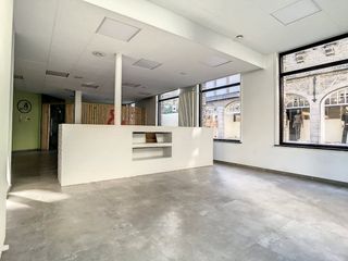 Deze commerciële ruimte, gelegen op een hoek in de Ooststraat te Veurne heeft een oppervlakte van 167 m². Er is ook een ruime...