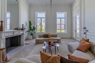 LIGGING<br />Dit exclusieve appartement is gelegen in Residentie B’eau Kouter, een prestigieus vernieuwbouw project op de Kouter midden in het centrum van Gent. Hier bent u omgeven door tal van winkels, horeca, supermarkten, scholen en alles wat deze bruisende stad te bieden heeft. Ook wat betreft woon-werkverkeer vormt dit de perfecte uitvalsbasis, zo heeft u een vlotte verbinding via de autostrade en heeft u tal van opties met het openbaar vervoer.<br /><br />INDELING<br />Dit unieke appartement van maar liefst 241m2 is gelegen op de eerste verdieping en is bereikbaar via de lift of de prachtige authentieke trap. U komt het appartement binnen in een royale centrale inkomhal. Deze verleend toegang tot de ruime en lichtrijke woonkamer met prachtige sierlijsten, hoge plafonds, parket en sierhaarden. Vervolgens komen we in de grote eetplaats, ook hier met behoud van tal van authentieke elementen en een zicht op de Kouter. Deze eetplaats staat in rechtstreekse verbinding met de ingerichte keuken en is voorzien van alle kwalitatieve toestellen. Vervolgens beschikt het appartement over twee grote kamers, 2 badkamers, een toilet, berging en een extra ingerichte keuken. Beide kamers zijn voorzien van een zuidgericht terras met zicht op water. Via de lift of trap is de kelderberging bereikbaar en de private autostaanplaats die kan aangekocht worden.<br /><br />Voor meer info en/of een bezoek contacteer Arthur 0473909094