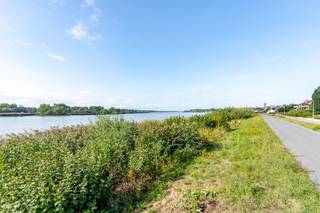 <br /><br />Modern én energiezuinig luxe-appartement in Steendorp (Temse) met twee ruime terrassen, een private tuin en een unieke ligging tussen de Schelde en het groen.<br /><br />Dit stijlvolle appartement uit 2021 combineert hedendaags comfort met een uitzonderlijke woonomgeving aan de rand van het water. Met twee grote terrassen en private tuin van 120 m². De luxe-afwerking en de aanwezigheid van twee volwaardige badkamers zorgen voor extra comfort en gebruiksgemak. Vooraan geniet je van zicht op de Schelde, terwijl achteraan de bossen voor een groene en ontspannende sfeer zorgen. Bovendien beschikt het appartement over een gunstig EPC-label A, een private binnenstaanplaats én private kelderberging .<br /><br />Belangrijkste ruimtes:<br />• Ruime woonkamer (38 m²) met veel lichtinval<br />• Open leefkeuken in moderne stijl<br />• Terras (16 m²) ideaal om te genieten van de zon<br />• Terras (27 m²) met zicht op het groen<br />• Private tuin van 120 m²<br />• Twee slaapkamers van 16 m² en 14 m²<br />• Badkamer #1 met inloopdouche, dubbele wastafel en toilet<br />• Badkamer #2 met ligbad en wastafelmeubel<br />• Berging/technische ruimte<br />• Apart toilet<br />• Kelderberging<br />• Privé staanplaats verplicht aan te kopen voor 25.000 euro<br /><br />Troeven:<br />• Twee ruime terrassen én een private tuin van 120 m²<br />• Luxe-afwerking met twee comfortabele badkamers en twee slaapkamers<br />• Private ondergrondse parkeerplaats en kelderberging<br /><br />Neem vandaag nog contact op voor een bezoek aan dit luxe-appartement in Temse.<br /><br />JOUW DROOMAPPARTEMENT. ZO GEVONDEN!