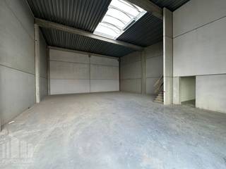 Op een strategisch gelegen bedrijfssite aan de Gentseweg (N43) te Waregem, een belangrijke commerciële verbindingsweg met een uitstekende zichtbaarheid, worden 6 moderne nieuwbouw KMO-units gerealiseerd.<br /><br />De unit beschikt over opslag-/bedrijfsruimte met oppervlakte van +/- 240 m², telkens in combinatie met een inpandig kantoor/showroom van +/- 60 m² met glaspartij.<br />De units zijn ontworpen voor ondernemers die op zoek zijn naar een kwalitatieve en goed bereikbare bedrijfsruimte, waarbij magazijn-/atelier-/opslagruimte wordt gecombineerd met een praktisch inpandig kantoor of showroom en afzonderlijk toilet. Dankzij deze combinatie zijn de units geschikt voor diverse professionele activiteiten.<br /><br />De site geniet een commerciële ligging aan de Gentseweg, met een goede zichtbaarheid en een vlotte verbinding naar het centrum van Waregem en de omliggende gemeenten. Bovendien bevindt het project zich nabij de E17, met op- en afrit Waregem, wat zorgt voor een uitstekende bereikbaarheid richting Gent, Kortrijk.<br /><br />Contacteer PANORAMA B2B voor bijkomende technische inlichtingen, plannen of een vrijblijvend plaatsbezoek op het nummer 0460 97 66 66.
