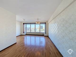 Dit appartement met één slaapkamer is perfect gelegen op wandelafstand van het bruisende centrum van Oostende en biedt een onovertroffen uitzicht op de havengeul. Tevens is het strand van Oostende op 100m. <br /><br />Het appartement beschikt over volledig nieuwe beglazing waardoor dat het appartement energiezuinig is. De indeling is als volgt: gemeenschappelijke hal - trap - lift - inkomhal - lichtrijke living - keuken - terras binnenin - badkamer (ligbad en wastafel) - apart toilet en aparte slaapkamer. <br /><br />Vrij vanaf 1/07/2026. Maximum voor 2 personen, voor bewoning als domiciliëring. Huurprijs 725 €/mnd + 50 €/mnd syndic. <br /><br />Bij interesse, gelieve enkel en alleen te reageren via het contactformulier. Wij contacteren u terug van zodra een bezoek mogelijk is.