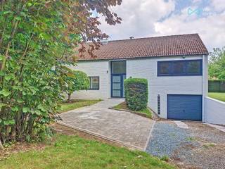 Charmante villa in een rustige, groene omgeving, bereikbaar via een private oprijlaan met bomen en meerdere autostaanplaatsen. Deze woning...