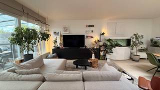 Vous recherchez une maison familiale lumineuse, économe en énergie et bien entretenue dans un endroit calme à Kontich ?<br /><br />Cette maison prête à emménager située à Keizershoek 178B offre 169 m² de surface habitable sur un terrain de 360 m² et allie espace et confort avec un aménagement pratique et un jardin profond et facile d'entretien.<br /><br />Par le hall d'entrée spacieux avec placard intégré et toilettes invités, vous pouvez accéder au garage et au salon lumineux avec cheminée à gaz confortable et cuisine ouverte entièrement équipée. La grande lucarne et la fenêtre coulissante laissent entrer beaucoup de lumière naturelle et offrent une belle vue sur le jardin. La cuisine est équipée d'une plaque à induction, d'un four à vapeur, d'un four micro-ondes et d'un lave-vaisselle.<br /><br />La fenêtre coulissante donne accès à la spacieuse terrasse couverte avec pergola (2025). Le jardin dispose d'un puits et d'un abri de jardin pratique.<br /><br />Au premier étage, il y a deux chambres spacieuses et une salle de bain complète avec un deuxième WC. Le deuxième étage est un étage principal à part entière avec climatisation/chauffage, dressing sur mesure (2020), loft de rangement et vue imprenable sur les champs situés derrière.<br /><br />Avantages supplémentaires : garage avec allée, panneaux solaires (5 040 Wc), batterie domestique (10 kWh), EPC B (125 kWh/m² par an), vitrage HR, électricité conforme et protection contre l'amiante.<br /><br />Situation calme et familiale, à distance de marche du centre et à proximité des commerces, des écoles et des transports en commun.<br /><br />Vous pouvez consulter les conditions générales de Dewaele DIY sur dewaele.com.<br /><br />Registre des mesures: non