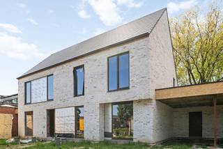 In de Vlasschaard in Heule (Kortrijk) realiseert Dumobil in het nieuwbouwproject Lijsternest deze moderne halfopen nieuwbouw (lot 14) met zadeldak. Deze woning is reeds deels opgebouwd en kan bezichtigd worden.<br /><br />Je komt via de inkomhal binnen in een open leefruimte met aansluitend een kwalitatief ingerichte keuken mét eiland. Er zijn 3 slaapkamers en een vaste trap richting een extra zolderkamer. De badkamer heeft een dubbele wastafel, douche én bad. De toiletten zijn apart. Duurzaam uitgerust met een geothermische warmtepomp, vloerverwarming, zonnepanelen en een ventilatiesysteem type D. Er is een voortuintje met oprit. Aan de carport is een aangebouwde berging voorzien waar je doorheen kan lopen tot in de tuin.<br /><br />De woning wordt door ons na aankoop nog verder instapklaar afgewerkt naar jouw wens. Hier geniet je van de Dumobil-kwaliteit.<br /><br />Deze all-inprijs excl. kosten omvat een volledig afgewerkte, instapklare woning met álle voorzieningen en omgevingswerken inbegrepen. De totale kostprijs inclusief wettelijke kosten waaronder registratierechten, btw, notariskosten en aansluitingskosten kan je eenvoudig bekijken op onze <u><strong>website</strong></u>: <u><strong>dumobil.be/nl/woonprojecten/projecten/lijsternest-heule-kortrijk</strong></u> En/of contacteer onze bouwadviseur Sam Borrey voor meer info: 0483/21.01.33 | sam@dumobil.be