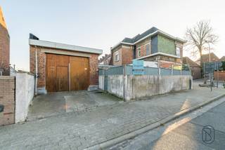 Maison prête à emménager et étonnamment spacieuse avec 5 chambres, très grand garage et jardin urbain, bien située le long d'une route d'accès !...