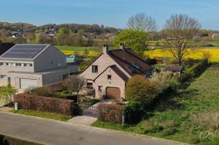 In een rustig en landelijk straatje in Holsbeek bevindt zich deze verzorgde open bebouwing op een prachtig perceel van 13a 59ca. Hier woon je in...
