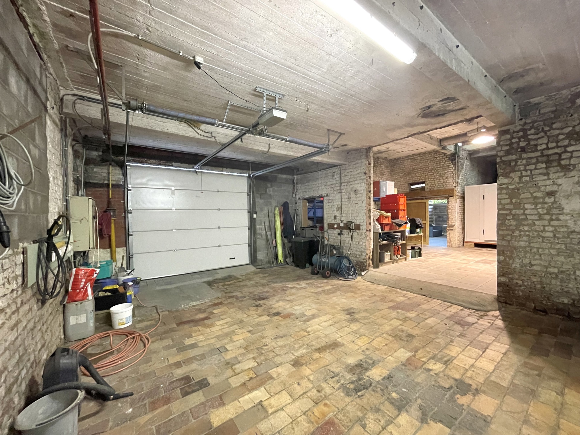 Ruim magazijn van 555 m² met sectionaalpoort - foto 3