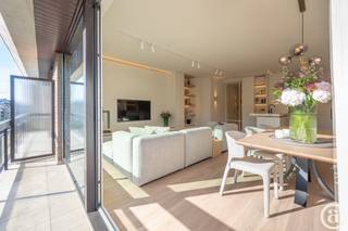 <span>Prachtig gerenoveerd appartement, ideaal gelegen nabij het commerciële hart van Knokke en op wandelafstand van het strand en de zee. Indeling: inkomhal met vestiaire en gastentoilet. De vestiaire is tevens uitgerust met een combi wasmachine/droogkast. Ruime en lichtrijke woon- en eetkamer met directe toegang tot het terras. Luxueuze open keuken, volledig uitgerust met Miele-toestellen. De master bedroom beschikt over ingemaakte kasten en een ensuite douchekamer met dubbele lavabo en toilet. Tweede ruime slaapkamer met ingemaakte kasten. Beide slaapkamers geven uit op het achterliggende terras. Daarnaast is er een aparte douchekamer en een derde slaapkamer, eveneens voorzien van ingemaakte kasten. Private kelderberging. Mogelijkheid tot aankoop van een garagebox in de residentie.</span>