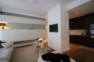 <p>Dit volledig gerenoveerde appartement is ideaal gelegen in het centrum van Antwerpen, op wandelafstand van het Centraal Station en de Meir, en met een vlotte verbinding naar de uitvalswegen van de stad.</p><p>Het appartement bevindt zich op de eerste verdieping en is bereikbaar met de lift. Dankzij de loftstijl geniet het van een open en ruimtelijk karakter. Aan de voorzijde is er een lichtrijke leefruimte met een volledig geïnstalleerde open keuken. Achteraan bevinden zich twee slaapkamers, elk met een eigen badkamer, en een ruime berging met aansluiting voor wasmachine en droogkast.</p><p>- Gemeenschappelijke kosten: € 188 per maand (inclusief onderhoud en elektriciteit van de gemene delen, lift, syndicus en privatief waterverbruik)<br />- Beschikbaar vanaf 1 november 2026</p><p>Interesse? Gelieve uw gegevens in te vullen onderaan de advertentie op onze website www.sinjoor.be. De dossierverantwoordelijke neemt dan zo snel mogelijk contact met u op.</p>