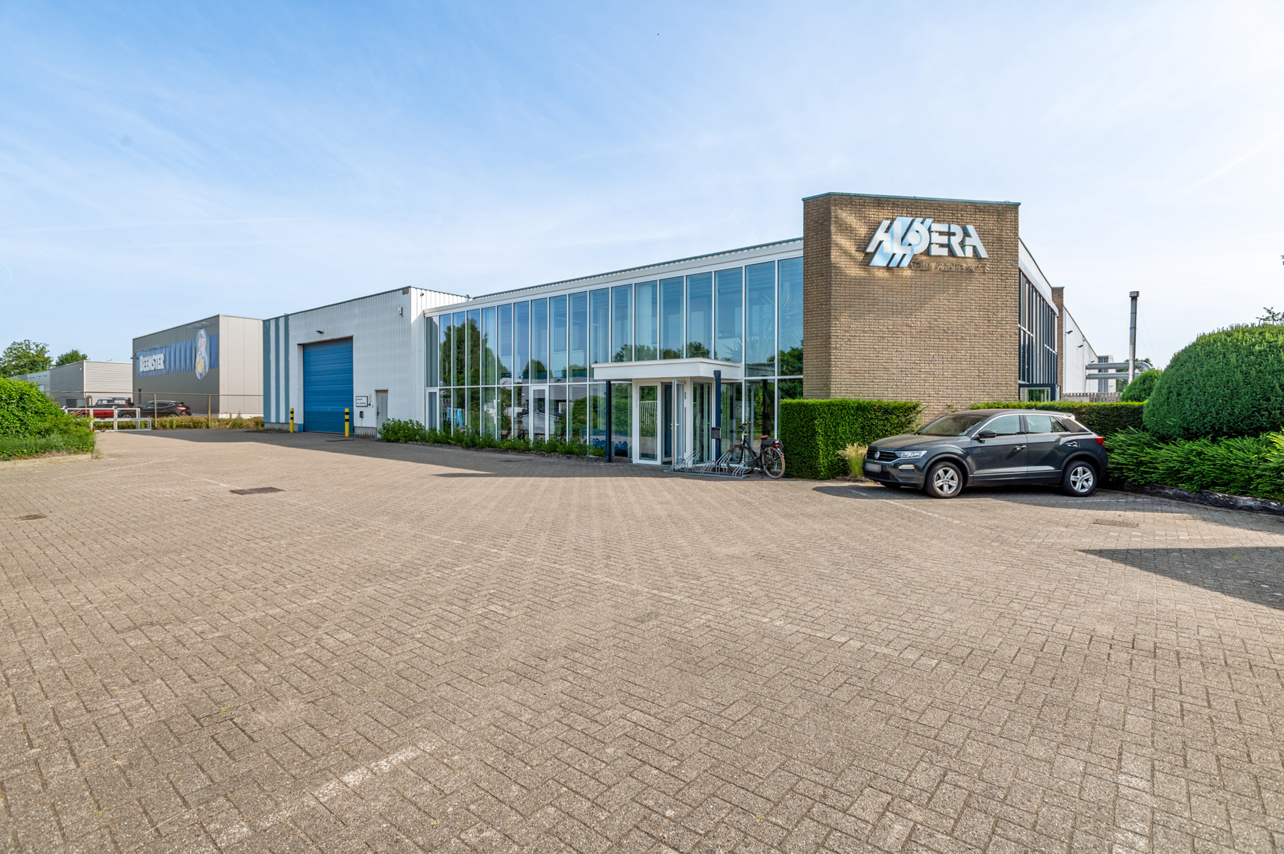 Magazijnen en kantoren in KMO-zone 'Kloosterveld' – Nijverheidstraat 2 - foto 1