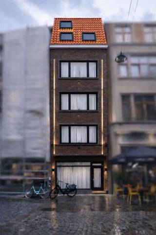 <p>In de Diestsestraat, dé bekende winkelstraat van Leuven die het station met de Grote Markt verbindt en parallel loopt aan de Bondgenotenlaan, bevindt zich deze studentenresidentie. Dankzij haar centrale ligging vormt deze residentie de ideale uitvalsbasis voor studenten die willen genieten van het bruisende stadsleven, terwijl ze zich tegelijkertijd op wandelafstand bevinden van tal van voorzieningen, faculteiten en uiteraard het station van Leuven.<br /><br />Deze kleinschalige residentie omvat 7 studentenkamers met privatief sanitair, afgewerkt met oog voor kwaliteit, comfort en duurzaamheid. Daarnaast beschikt het gebouw over een inpandige fietsenstalling en een gemeenschappelijke keuken met aansluitend terras, waar studenten gezellig kunnen samenkomen, koken en ontspannen. In de kelder worden alle technische voorzieningen ondergebracht en is er een aparte afvalberging voorzien.<br /><br /><strong>Meer informatie of een bezichtiging ter plaatse? Dat kan zeker! Contacteer onze expert Investeringsvastgoed Jacky via </strong><strong>jacky@connect-immo.be</strong><strong> of via 0495 53 46 49</strong><br /><br />EPB Startverklaring</p>