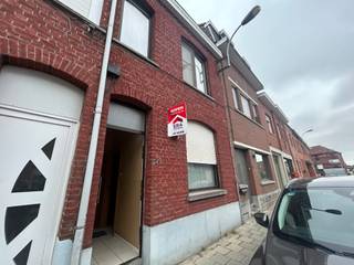 Deze charmante woning is rustig gelegen en biedt heel wat potentieel. De woning omvat een inkomhal, ruime leefruimte, keuken, badkamer en berging...