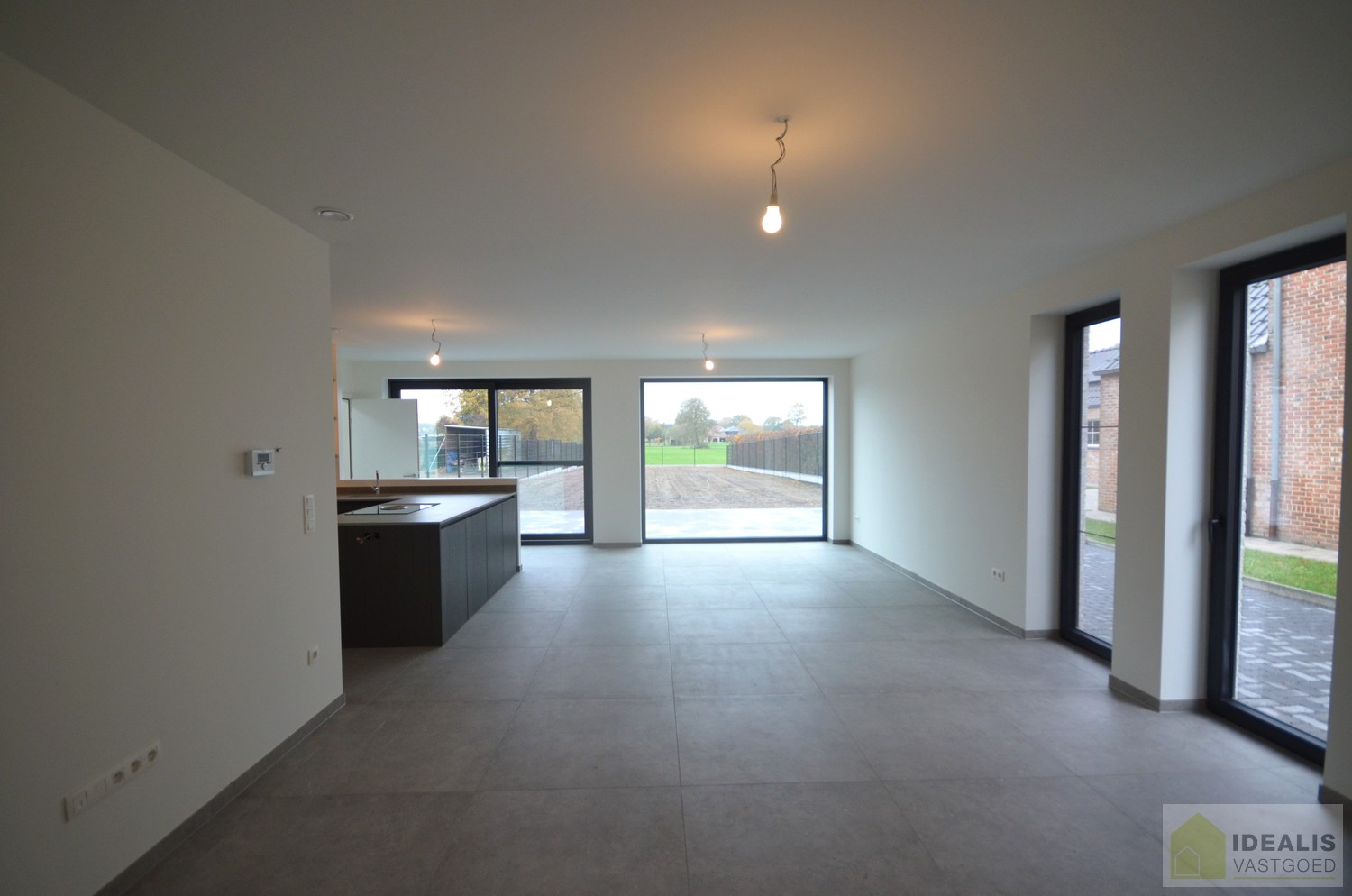 IDEALIS VASTGOED - Uiterst ruime nieuwbouwwoning met een fijne leefruimte, 4 slaapkamers, praktische wasruimte en inbouwkasten! De woning is volledig geschilderd en dus instapklaar!! Centrale ligging t.o.v. het centrum van Overpelt, alsook vlakbij expres - foto 4