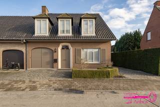 * Halfopen bebouwing met 3 slaapkamers op 485 M² grondoppervlakte* Bouwjaar 1977* Gelegen in het centrum van Meulebeke op wandel- en fietsafstand van...