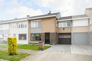 In een rustige en kindvriendelijke woonomgeving vind je deze lichtrijke woning met 4 slaapkamers, garage en verzorgde tuin.Dankzij de reeds...