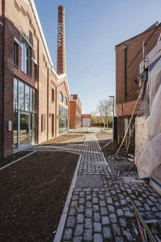 Belle unité patrimoniale rénovée d'environ 350 m² avec une fonction show-room (showroom) /bureau sur 2 niveaux, comprenant 2 places de...