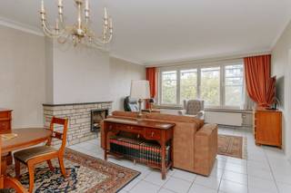 <p>Op zoek naar een appartement met ruimte, licht en potentieel? Dan is dit appartement op de vijfde verdieping van een kleinschalig gebouw zeker een bezoek waard. Dankzij het unieke concept van één appartement per verdieping geniet u hier van extra rust en privacy. Bovendien brengt de lift u comfortabel tot aan de voordeur.</p><p>Via de inkomhal betreedt u het appartement. Vooraan bevindt zich de ruime leefruimte, waar grote raampartijen zorgen voor een aangename lichtinval en een open gevoel. Aansluitend vindt u de keuken, die praktisch aansluit op de leefruimte.</p><p>De inkomhal geeft verder toegang tot een apart gastentoilet, een badkamer met douche en twee volwaardige slaapkamers. Eén van de slaapkamers biedt toegang tot een gezellig terras, een fijne plek om even buiten te genieten van een koffie in de ochtendzon of een rustig moment na een drukke dag.</p><p>Ook op praktisch vlak heeft dit appartement heel wat troeven. Op het gelijkvloers beschikt u over een inpandige autostaanplaats en in de kelder is er een private berging voorzien.</p><p>Het appartement kan een opfrissing gebruiken, maar biedt daardoor de ideale kans om het volledig naar eigen smaak en woonwensen in te richten. Met zijn ruime indeling, rustige ligging in het gebouw en bijkomende voorzieningen vormt dit een interessante opportuniteit voor wie op zoek is naar een woning met toekomst.</p><ul><li>Privatieve kelderberging</li><li>Inpandige autostaanplaats + voorziening voor het laden van elektrische fietsen</li><li>EPC B</li></ul>