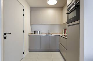 Recent nieuwbouw 1-slaapkamer appartement met EPC A. Gelegen in de nieuwe, hippe Tour & Taxis-wijk, op wandelafstand van het openbaar vervoer, het kanaal en meerdere parken. Op de derde verdieping van een recent gebouw, biedt dit appartement u een comfortabele en moderne woonervaring.Onbemeubeld.De gemeenschappelijke kosten, onder de vorm van een provisie, bedragen 150,00 EUR/maand en dienen voor het onderhoud van de gemeenschappelijke delen en verwarming.Indeling van het appartement:Inkom - volledig geïnstalleerde keuken - leefruimte - eetruimte - gastentoilet - berging - slaapkamer - badkamer - terrasOnmiddellijk beschikbaar! Bezoekaanvragen via onze site DEWAELE.com! Dankzij de centrale ligging zijn alle voorzieningen binnen handbereik, van winkels en openbaar vervoer tot gezellige restaurants en cafés. Geniet van de buitenlucht op uw eigen privéterras. Dit appartement is perfect voor wie zoekt naar een eerste woning.