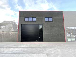 Reeds verhuurde nieuwbouw KMO-unit met een oppervlakte van 108 m² te koop, ideaal als investering, op de nieuwe bedrijvenzone langs de bedrijvige Brugsesteenweg, nabij de Oostendsebaan met een onmiddellijke verbinding naar de A10 op- en afrit Gistel &amp; de E40 op- en afrit Oudenburg.<br /><br />De casco magazijnruimte (brandklasse C) heeft een vrije hoogte van +/- 6 m en is opgebouwd uit een staalconstructie met een silexbetonplint en geïsoleerde sandwichpanelen. Verder is de loods uitgerust met een automatische sectionale poort (4 m B  x 4,5 m H), lichtstraat met rookluik en polybetonvloer. Dankzij de afzonderlijke toegangsdeur en raampartij boven de deuropening kan men een kantoor / showroom inbouwen. De unit maakt deel uit van fase II van de gloednieuwe KMO-ontwikkeling "De Gaffel" bestaande uit 15 KMO-units te koop met oppervlaktes van 126 m² tot 227 m² (samenvoegbaar tot +/- 850 m²) waarvan 2 units met kantoor (46 m² &amp; 99 m²) en 1 unit met een casco woning (192 m²). De loodsen aan de voorzijde van het project zijn op de 1e verdieping voorzien van een mezzanine en glaspartijen. De KMO-unit in combinatie met woning (met landelijk zicht) situeert zich aan de achterkant van de site. Per magazijn is er minstens één privatieve parkeerplaats. De unit is reeds verhuurd met een maandelijkse huurprijs van €650/maand, wat deze investering extra interessant maakt.<br /><br />Contacteer PANORAMA B2B voor meer inlichtingen, plannen of een vrijblijvend plaatbezoek 0476 215 115.