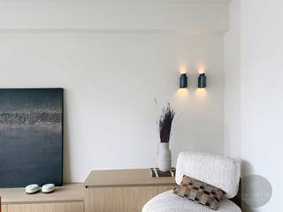 Op een toplocatie in Knokke-Heist bevindt zich dit prachtige, volledig gerenoveerde appartement (2025), afgewerkt met oog voor detail en kwaliteit.<br /><br />Het appartement beschikt over drie volwaardige slaapkamers, waarvan twee met een eigen badkamer, wat zorgt voor optimaal comfort en privacy. De afwerking is bijzonder smaakvol en sfeervol, met indirecte verlichting die het geheel een warme en luxueuze uitstraling geeft.<br /><br />De ruime woonkamer sluit naadloos aan op de ingerichte open keuken met kookeiland, ideaal voor wie houdt van gezelligheid en modern wooncomfort. Zowel aan de voor- als achterzijde is er een terras, zodat u op elk moment van de dag van de zon kan genieten.<br /><br />Verder is er een apart gastentoilet, een praktische wasplaats/berging discreet geïntegreerd in een kastenwand in de hal, en een private kelderberging.<br /><br />Een instapklaar kwaliteitsappartement op een gegeerde ligging, perfect als vaste woonst, tweede verblijf of investering.