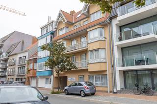 In de Villa Rozenhof te Bredene kun je dit instapklaar 2 slaapkamer appartement terugvinden in een jong gebouw vlakbij het centrum van Bredene, de duinen en het strand.<br /><br />De indeling van het appartement is als volgt:
<ul>
	<li>Inkom</li>
	<li>Apart toilet</li>
	<li>Volledig <strong>geïnstalleerde</strong> open keuken</li>
	<li>Berging met mogelijkheid <strong>aansluiting wasmachine</strong></li>
	<li>Leefruimte</li>
	<li>Terras aan de voorzijde</li>
	<li>2 <strong>volwaardige</strong> slaapkamers</li>
	<li>Badkamer met <strong>dubbel lavabomeubel, douche en toilet</strong></li>
	<li>Terras aan de achterzijde</li>
</ul>
Mogelijkheid tot aankopen afgesloten garagebox in het gebouw op het gelijkvloers.<br />In het gebouw is er een fietsenberging aanwezig waar u veilig uw fietsen kunt stallen.<br /><br />Aarzel niet en contacteer ons voor meer informatie op het nummer <strong>0495/57 45 30</strong> of via <strong>manon.vn@caenen.be</strong>. <br /><br /><br /> 
