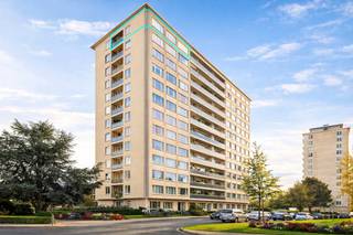 Ontdek dit stijlvol gerenoveerde appartement, gelegen op de 12de verdieping van een verzorgd residentieel gebouw, met een centrale ligging nabij openbaar vervoer, winkels en belangrijke invalswegen. Bovendien bevindt het appartement zich recht tegenover een kindvriendelijk speelpark, wat het bijzonder aantrekkelijk maakt voor gezinnen.<br /><br />Bij het betreden van het appartement komt u in een verzorgde inkomhal met praktische ingemaakte kasten. De ruime en lichtrijke woonkamer, afgewerkt met elegant tegelparket, beschikt over grote raampartijen die zorgen voor een overvloed aan natuurlijk licht en een prachtig uitzicht over de skyline van Antwerpen.<br /><br />De moderne, volledig ingerichte keuken is voorzien van alle hedendaagse toestellen en sluit aan op een balkon met eveneens een uniek verzicht. <br /><br />Via de nachthal, met een apart gastentoilet, bereikt u drie volwaardige slaapkamers, afgewerkt met een onderhoudsvriendelijke laminaatvloer. De badkamer werd smaakvol vernieuwd en is uitgerust met een inloopdouche en dubbel lavabomeubel. <br /><br />Het appartement werd in 2021 grondig gerenoveerd met kwalitatieve en energiezuinige materialen, waaronder nieuwe ramen, vernieuwde elektriciteit, bezettings- en schilderwerken.<br /><br />Als extra troef beschikt u over een private kelderberging.<br /><br />Kortom, een kwalitatief en instapklaar appartement dat comfort, licht en een uitstekende ligging perfect combineert — een echte aanrader!