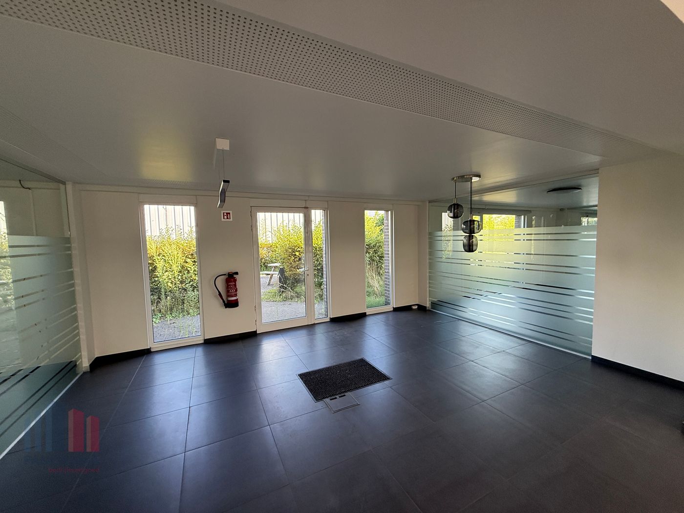 Instapklare kantoren op topligging met visibiliteit van de E17 te Sint-Niklaas - foto 4