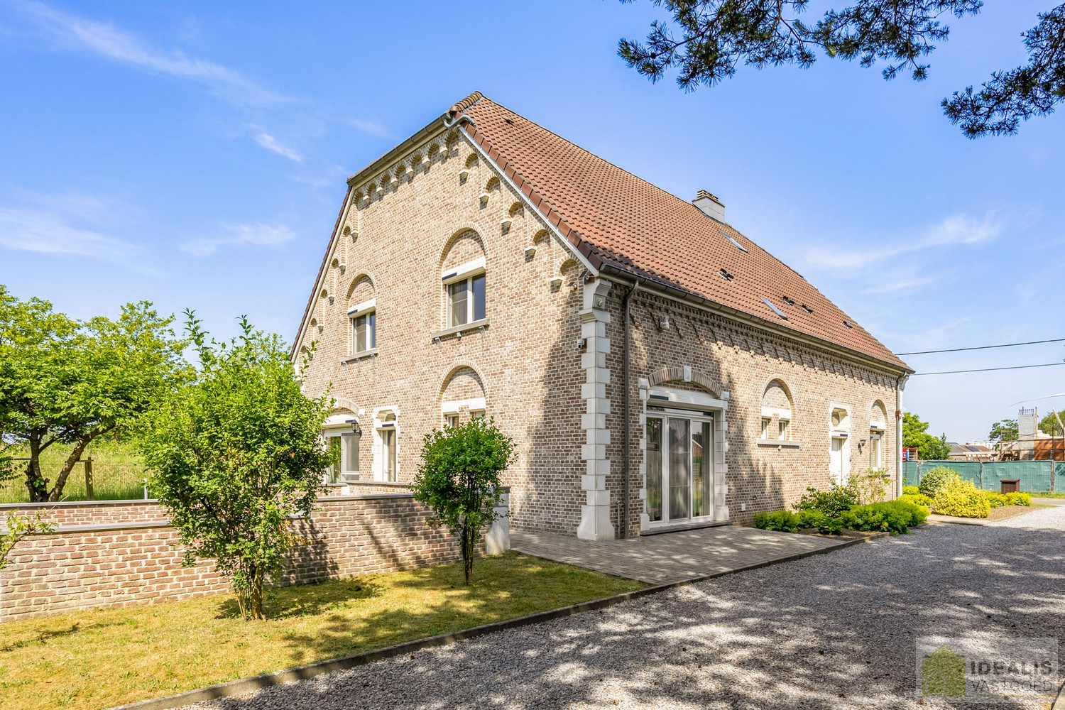 ZEER RUIM OPGEZETTE (360m²!) EN KNAP AFGEWERKTE EENGEZINSWONING OP RUSTIGE LOCATIE MET MAAR LIEFST 8!! SLAAPKAMERS - foto 3