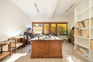 Uniek gelegen gelijkvloers in 2000 Antwerpen nabij Marnixplaats met een nuttige vloeroppervlakte van ca. 410 m². Thans ingericht als kantoor...