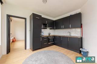 <p><span>Appartement op de Zandvlietstraat 1 te Antwerpen</span></p><p><span>Dit appartement op de derde verdieping aan de Zandvlietstraat 1 te Antwerpen combineert comfort, een praktische indeling en een uitstekende ligging. Gelegen nabij winkels, scholen, openbaar vervoer en belangrijke invalswegen geniet u hier van een vlotte verbinding naar het centrum van Antwerpen en omliggende gemeenten.</span></p><p><span>Troeven:</span></p><ul><li><span>2 volwaardige slaapkamers</span></li><li><span>Bewoonbare oppervlakte van 84 m²</span></li><li><span>Volledig gerenoveerd interieur</span></li><li><span>Geïnstalleerde keuken</span></li><li><span>Veel natuurlijke lichtinval</span></li><li><span>Ideaal voor eigen bewoning of investering</span></li></ul><p><span>Indeling:</span></p><p><span>Via de inkomhal betreedt u de aangename leef- en eetruimte, waar de grote raampartijen zorgen voor een overvloed aan natuurlijk licht. Aansluitend bevindt zich de volledig geïnstalleerde keuken, die voorzien is van alle nodige comfort.</span></p><p><span>Verder beschikt het appartement over twee volwaardige slaapkamers en een moderne badkamer met douche. Dankzij de doordachte indeling wordt de beschikbare ruimte optimaal benut, wat zorgt voor een comfortabel woongevoel.</span></p><p><span>Het appartement werd volledig gerenoveerd aan de binnenzijde en bevindt zich in uitstekende staat. Het huidige EPC-label bedraagt F, voornamelijk doordat het dak nog niet geïsoleerd werd. Dit biedt de mogelijkheid om met een beperkte energetische ingreep de energieprestatie van het appartement aanzienlijk te verbeteren. Dankzij de kwalitatieve renovatie van het interieur is de woning verder volledig instapklaar.</span></p><p><span>Voor meer informatie kan u terecht bij Area Partners: <span>info@area.be</span></span><span> of 03/284.60.60.</span></p>