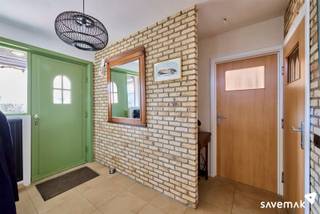 <p><span>Deze charmante woning vind je in een rustige straat in het Lommelse gehucht Kattenbos. Op fietsafstand van Lommel Centrum.</span></p><p><span><br />Hier vertoef je vlakbij een bos en natuurgebied, maar toch dichtbij de N71 naar Pelt en Lommel. En daar bovenop een mooie verbinding naar Eindhoven via de Noord Zuid.</span></p><p><span> </span></p><p><span>De inkom bevindt zich langs de zijkant, waar je vervolgens binnenkomt in een ruime inkomhal.<br /><br />Links ervan ligt er een gelijkvloerse slaapkamer: handig als kantoorruimte of hobbyruimte.</span></p><p><span> </span></p><p><span>De leefkeuken baadt werkelijk in het binnenvallend licht. Vooral de gezellige eethoek springt hier in het oog.</span></p><p><span> </span></p><p><span>De ruime woonkamer bestaat uit een riante zithoek die overloopt in de eethoek.<br />Hier kan je trouwens ook relaxen met zicht op de gezellige kachel</span></p><p><span>Vervolgens betreed je de hobbyruimte.</span></p><p><span>Werkelijk alle hoeken van de leefruimte hebben een optimale connectie met de privatieve tuin.</span></p><p><span> </span></p><p><span>Op de eerste etage worden de 3 slaapkamers en de badkamer (met bad en douche!) verbonden door een passerelle.</span></p><p><span>Ontwaken met zicht op de tuin doe je in de masterbedroom. Deze is wel héél ruim en zou desgewenst kunnen opgesplitst worden in 2 kamers of ….. een dressing. <br /><br /></span></p><p><span>De zolder is te bereiken met een uittrekbare trap.</span></p><p><span>Verder heeft de woning een ruime kelder en achteraan in de tuin is er een dubbele garage.<br /><br /></span></p><p><span>Bestuursmaatregelen in het maatregelenregister: nee</span><span> </span></p><p><span> </span></p><p><span> </span></p>
