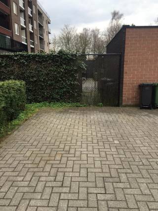 Te huur RUIME staanplaats aan € 45/ maand. Onmiddelijk beschikbaar.Voor meer info: 0488/600.507...